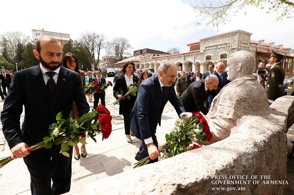 Արցախում տոնական միջոցառումներ են. մասնակցել են նաև Նիկոլ Փաշինյանն ու Արարատ Միրզոյանը Արցախում տոնական միջոցառումներ են. մասնակցել են նաև Նիկոլ Փաշինյանն ու Արարատ Միրզոյանը - Sputnik Արմենիա