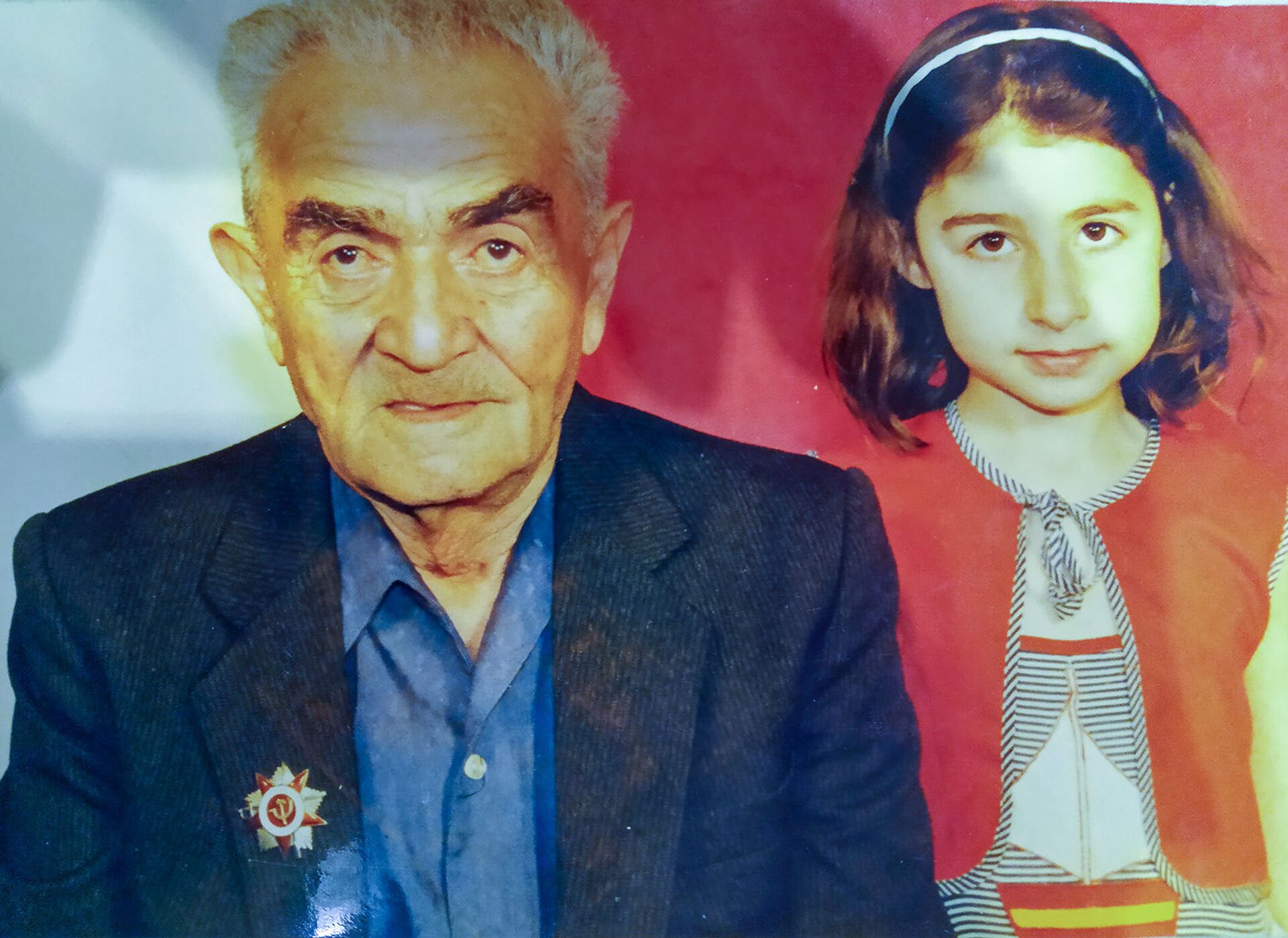 Брат Гайка Шадунца Акоп с внучкой Лианой Брат Гайка Шадунца Акоп с внучкой Лианой - Sputnik Армения, 1920, 09.12.2021