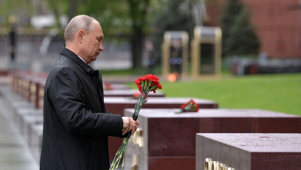 Президент РФ В. Путин возложил цветы к Могиле Неизвестного Солдата в Александровском саду - Sputnik Армения