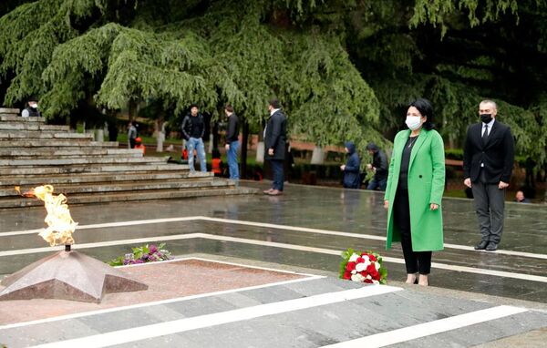 Վրաստանի նախագահ Սալոմե Զուրաբիշվիլին Վակե այգում հարգել է Հայրենական մեծ պատերազմի հերոսների հիշատակը (9 մայիսի, 2020). Թբիլիսի - Sputnik Արմենիա