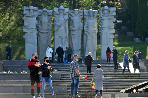 Լիտվայում, չնայած կարանտինին, մայրաքաղաքի բնակիչները այցելել են զոհված խորհրդային զինվորների հուշարձաններին, որպեսզի ծաղիկներ խոնարհեն նրանց սխրանքի պատվին (9 մայիսի, 2020)․ Վիլնյուս - Sputnik Արմենիա