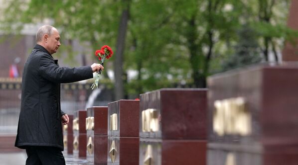Ռուսաստանի նախագահ Վլադիմիր Պուտինը Հաղթանակի օրը ծաղիկներ է դնում Ալեքսանդրյան այգում Անհայտ զինվորի գերեզմանի մոտ գտնվող հերոս քաղաքների ծառուղում: Ռուսաստանը նշում Է Հայրենական մեծ պատերազմում տարած հաղթանակի 75-ամյակը - Sputnik Արմենիա