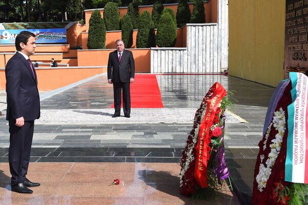 
Տաջիկստանի նախագահ Էմոմալի Ռահմոնը և Տաջիկստանի խորհրդարանի վերին պալատի նախագահ, Դուշանբեի քաղաքապետ Ռուստամ Էմոմալին ծաղկեպսակներ են դրել «Հաղթանակի այգի» հուշարձանի մոտ (9 մայիսի, 2020). Դուշանբե
 - Sputnik Արմենիա