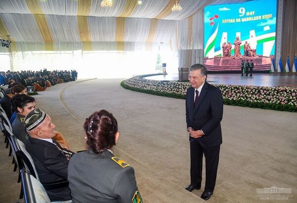 Ուզբեկստանում երկրի նախագահ Շավքաթ Միրզիյոևը Հաղթանակի զբոսայգու ամֆիթատրոնում շնորհավորել է Հայրենական մեծ պատերազմի վետերաններին: Միջոցառումը նվիրված է մայիսի 9-ին՝ հիշատակի և պատիվների օրվան (9 մայիսի, 2020)   - Sputnik Արմենիա