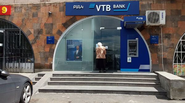 Женщина у входа в филиал банка ВТБ в 9-м Нор-Норкском массиве (11 мая 2020). Еревaн - Sputnik Արմենիա