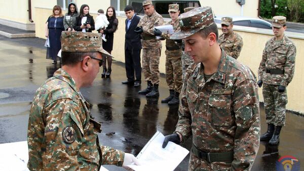 Военнослужащие Армии обороны Карабаха получили квартиры (10 мая 2020). Карабах - Sputnik Армения