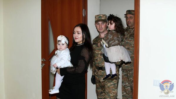 Военнослужащие Армии обороны Карабаха получили квартиры (10 мая 2020). Карабах - Sputnik Արմենիա