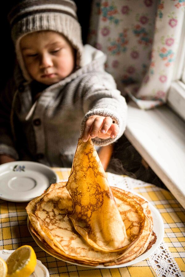 Снимок Olek Eating Pancakes польского фотографа Anna Włodarczyk, победивший в категории Food for the Family конкурса Pink Lady® Food Photographer of the Year 2020 - Sputnik Армения