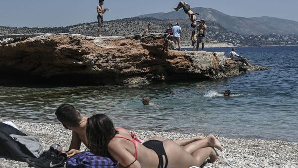 Отдыхающие на пляже в южном пригороде Афин (11 мая 2020). Греция - Sputnik Армения