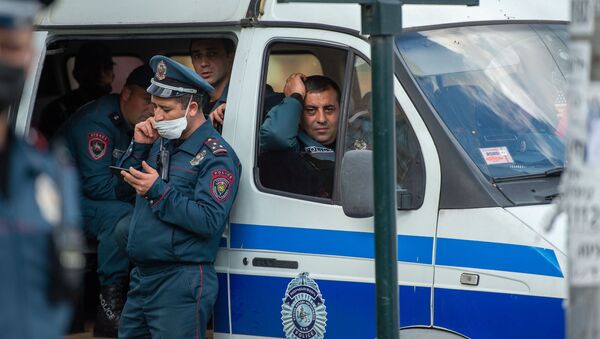 Полицейские перед зданием суда (13 мая 2020). Еревaн - Sputnik Армения