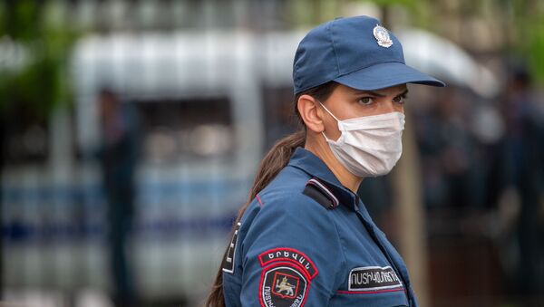 Сотрудница полиции перед зданием суда (13 мая 2020). Еревaн - Sputnik Արմենիա