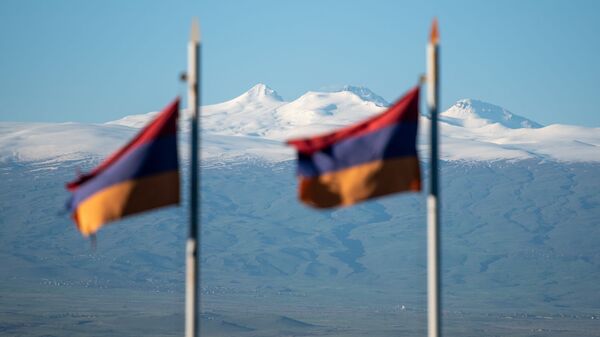 Флаги Армении у мемориального комплекса Сардарапат на фоне горы Арагац - Sputnik Армения