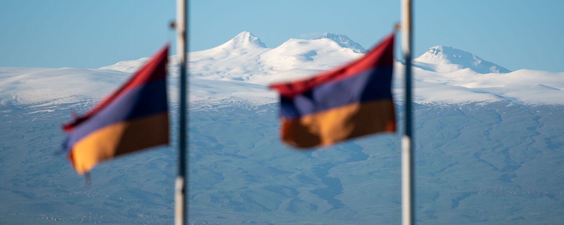 Флаги Армении у мемориального комплекса Сардарапат на фоне горы Арагац - Sputnik Армения, 1920, 21.09.2020