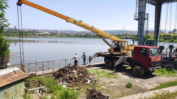 Ереванское озеро очищают от накопившегося мусора (15 мая 2020). Еревaн - Sputnik Армения