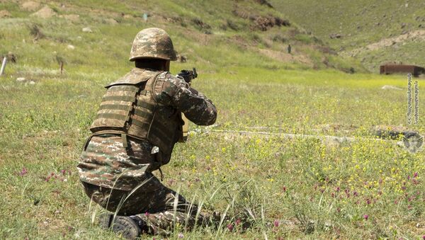 Армянский военнослужащий на учении по стрельбе - Sputnik Армения