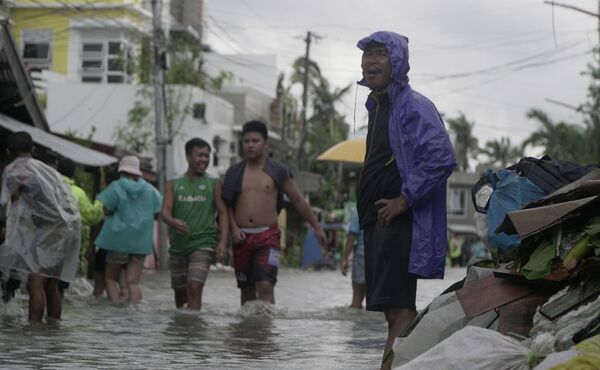 Տեղացիները հայտնվել են փողոցում թայֆունի առաջացրած վնասից հետո, Ֆիլիպիններ - Sputnik Արմենիա