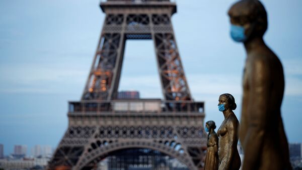 Золотые статуи на площади Трокадеро возле Эйфелевой башни в защитных масках во время вспышки коронавирусна (2 мая 2020). Париж - Sputnik Արմենիա