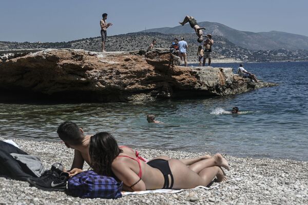 Մարդիկ վայելում են իրենց հանգիստը Աթենքի հարավային արվարձանի լողափում (2020 թվականի մայիսի 11), Հունաստան - Sputnik Արմենիա