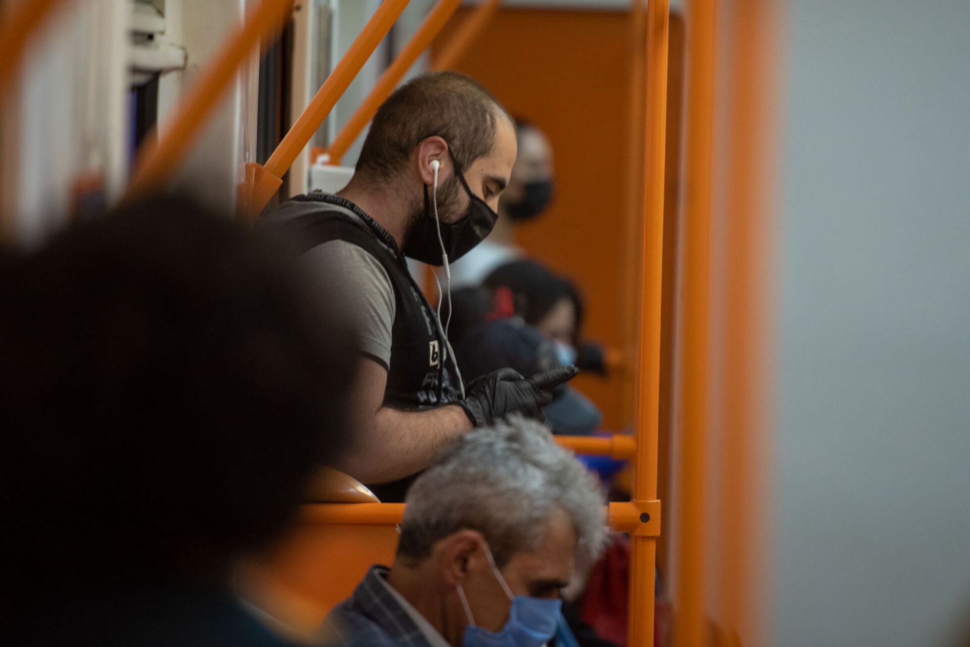 Пассажиры в вагоне метро - Sputnik Արմենիա, 1920, 14.09.2021