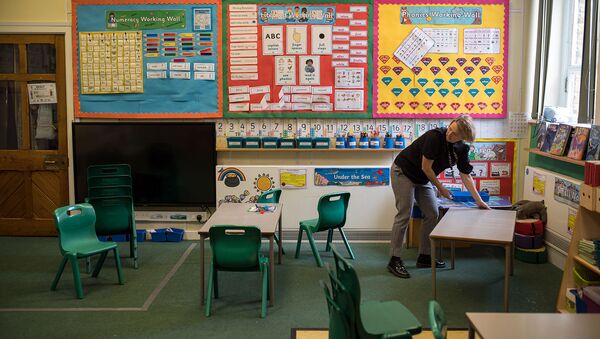 Учитель Фрэнсис Своллоу перестраивает классную комнату для обеспечения безопасной дистанции от коронавируса для учеников и учителей в школе Marsden Infant and Nursery School (18 мая 2020). Марсдена, Англия - Sputnik Армения