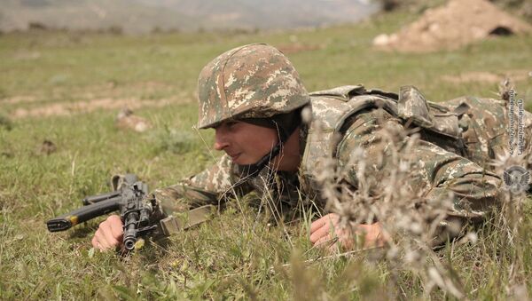 Армянский военнослужащий во время учений по стрельбе - Sputnik Արմենիա
