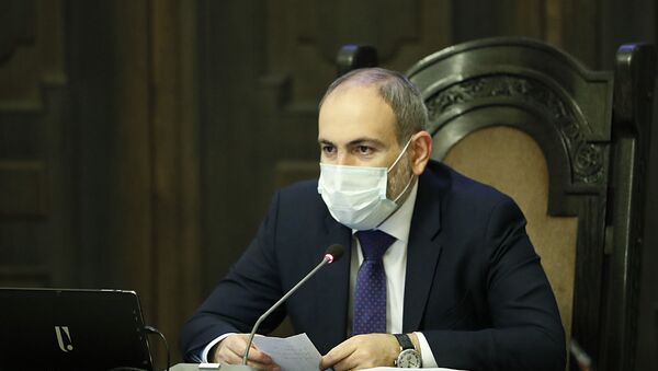 Премьер-министр Никол Пашинян в защитной медицинской маске во время заседания правительства (21 мая 2020). Ереван - Sputnik Армения