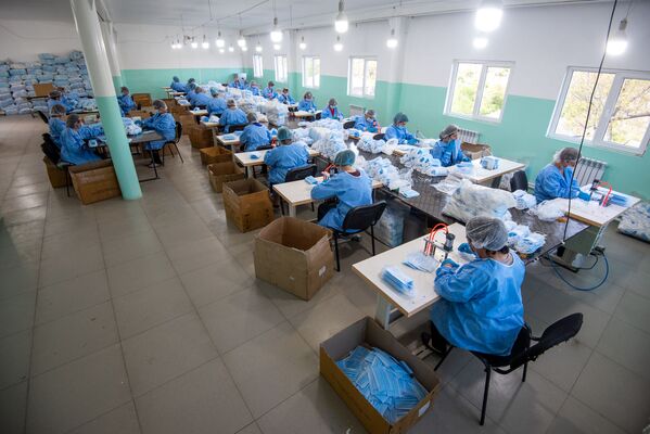  Фабрика по производству медицинских масок в деревне Арцваберд, Тавуш - Sputnik Армения