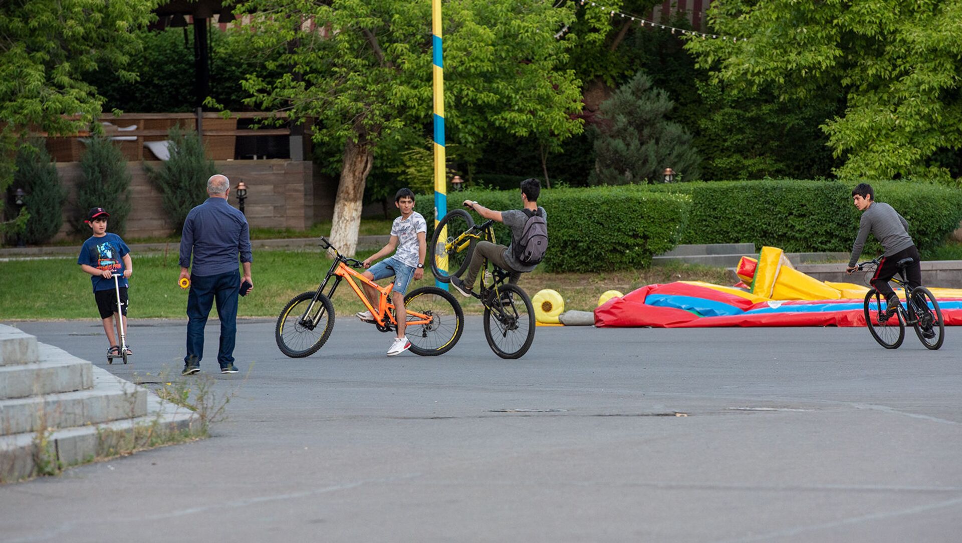 Ребята катаются на велосипедах - Sputnik Արմենիա, 1920, 01.07.2021