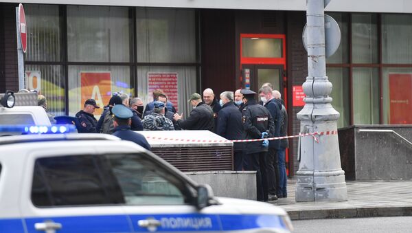 Полицейские у здания Альфа-Банка в Москве - Sputnik Արմենիա