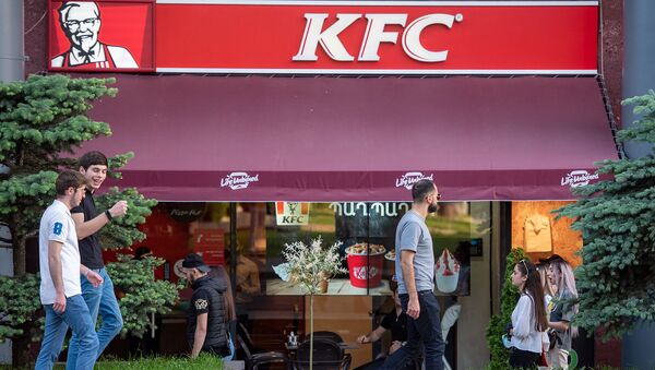 Прохожие у ресторана быстрого питания KFC - Sputnik Արմենիա