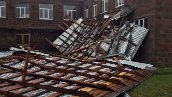 От сильного ветра пострадали несколько жилых комплексов в общине Ани (25 мая 2020). Ширакская область - Sputnik Արմենիա