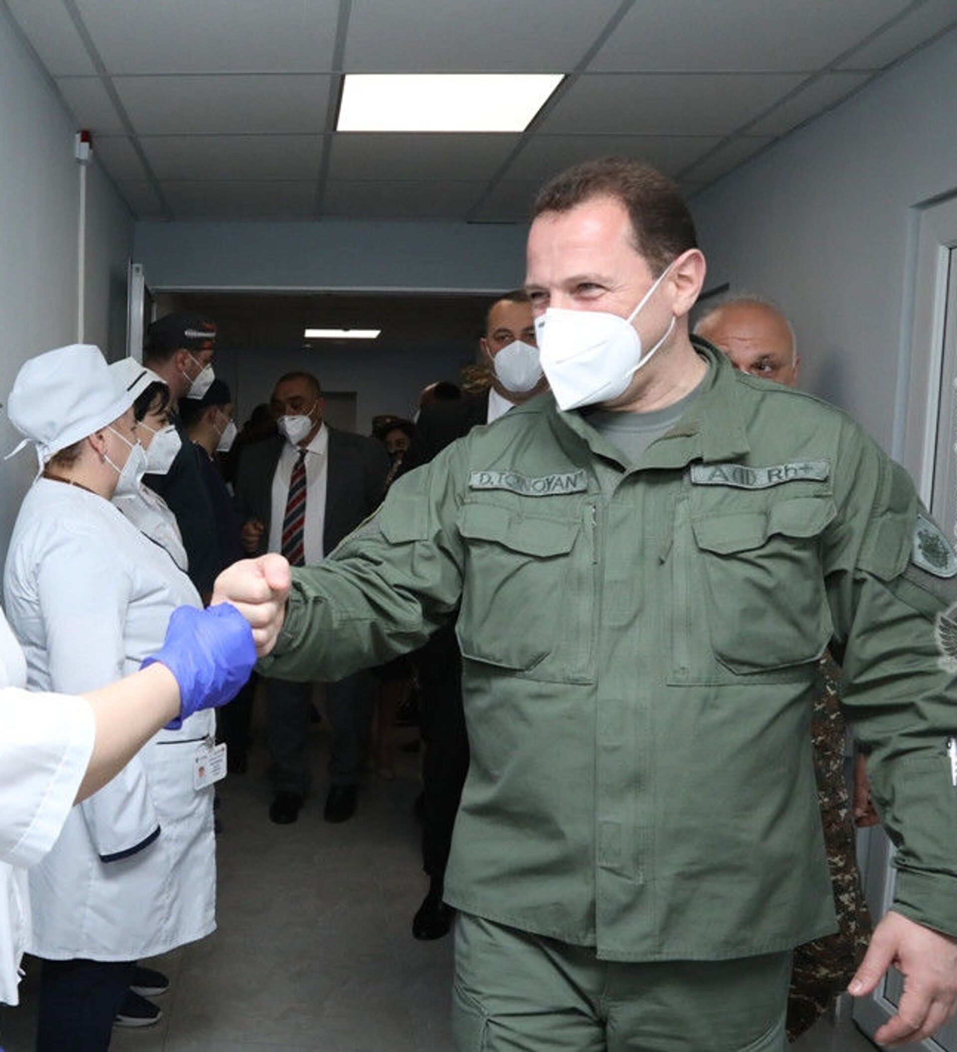 Министр обороны Армении посетил госпиталь военными