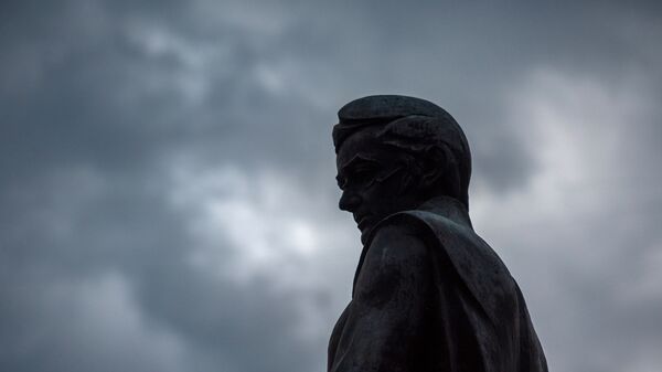 Памятник Александру Грибоедову в ненастную погоду - Sputnik Армения