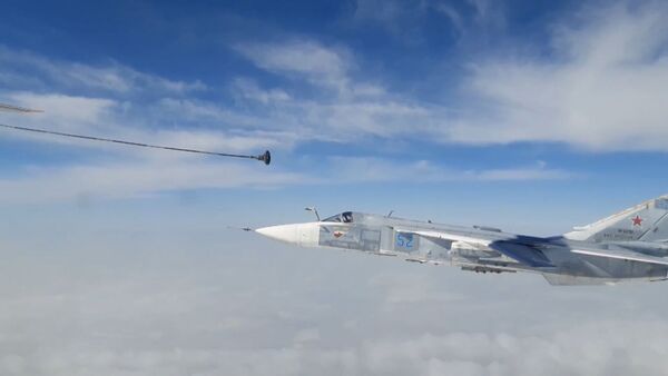 Экипажи фронтовых бомбардировщиков Су-24М отработали дозаправку в воздухе - Sputnik Армения