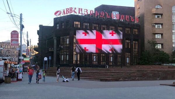 Видеобаннеры у станции метро Площадь Республики с изображением флага Грузии (26 мая 2020). Еревaн - Sputnik Армения