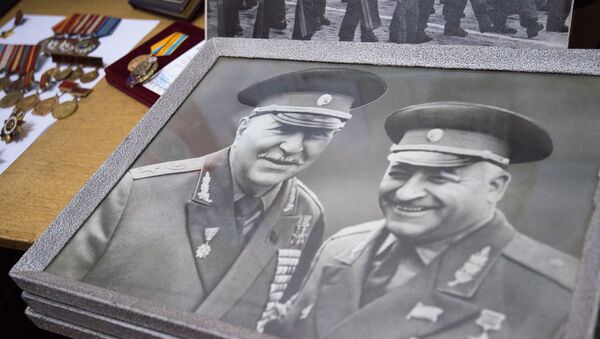 Герой СССР Ашот Казарьян и маршал Баграмян - Sputnik Армения