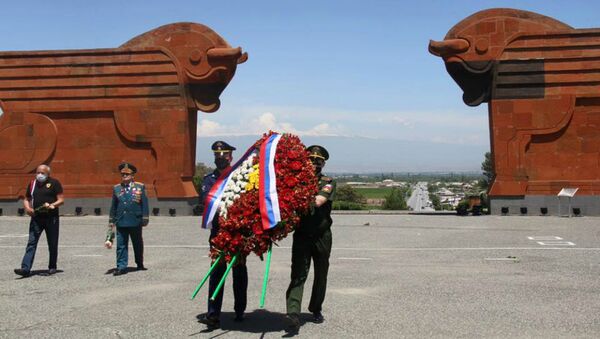 По случаю Дня Первой Республики представители посольства России в Армении возложили венок в мемориальном комплексе «Сардарапат» (28 мая 2020). Еревaн - Sputnik Армения