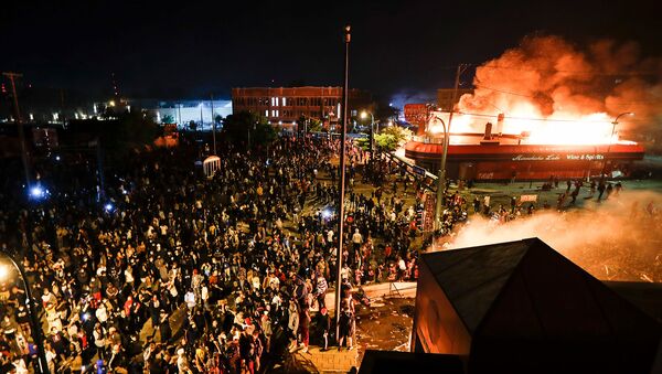 Протестующие перед горящим полицейским участком (29 мая 2020). Миннеаполис - Sputnik Армения