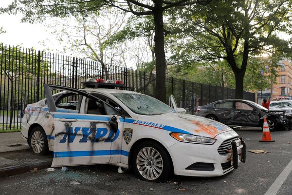 Ոստիկանական ավտոմեքենան՝ ոստիկանի կողմից սպանված Ջորջ Ֆլոյդի մահվան պատճառով բողոքի ցույցից հետո (30 մայիսի 2020): Նյու Յորք - Sputnik Արմենիա