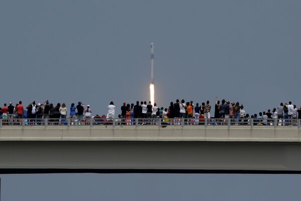 Зрители собираются смотреть первый пилотируемый запуск корабля Crew Dragon, созданного компанией SpaceX Илона Маска, на острове Уилсон во Флориде - Sputnik Армения