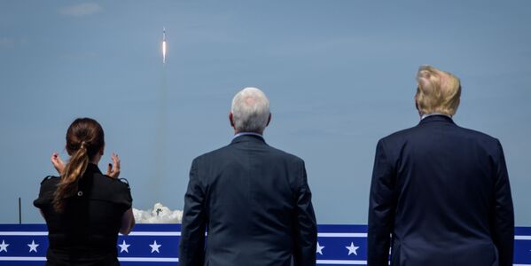 Президент США Дональд Трамп (справа), вице-президент США Майкл Пенс и супруга вице-президента США Карен Пенс следят за первым пилотируемым запуском корабля Crew Dragon, созданного компанией SpaceX Илона Маска - Sputnik Армения