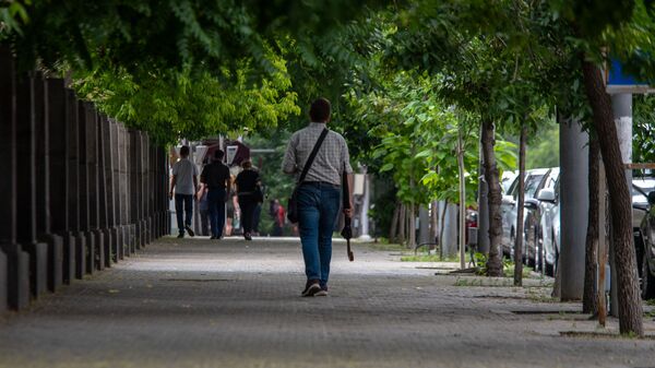 Люди на улице Мовсеса Хоренаци - Sputnik Армения
