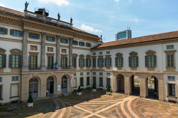 Вид на внутренний двор Галереи современного искусства (Galleria Civica d'Arte Moderna) в Милане - Sputnik Армения