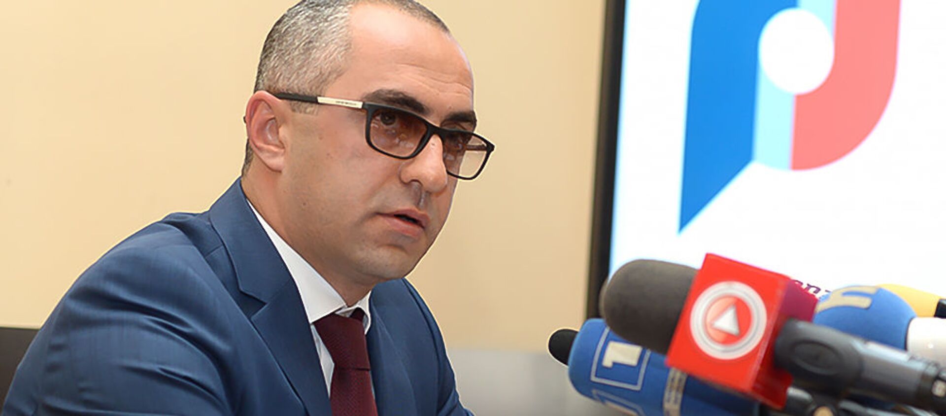 Заместитель председателя КГД Эдвард Ованнисян во время пресс-конференции (13 августа 2019). Еревaн - Sputnik Армения, 1920, 02.06.2021