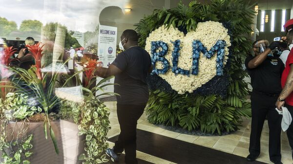 Венок BLM (black lives matter) в церкви The Fountain of Praise в Хьюстоне на церемонии прощания с афроамериканцем Джорджем Флойдом - Sputnik Армения