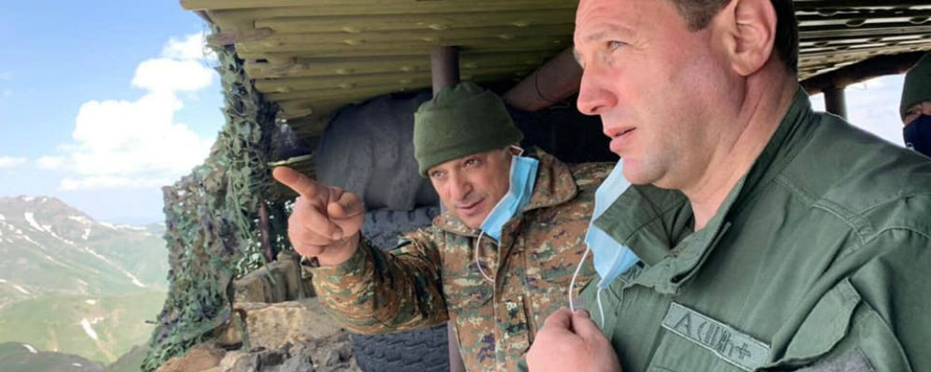 Министр обороны Давид Тоноян во время посещения позиции Монте в связи с Днем памяти Монте Мелконяна (12 июня 2020).  - Sputnik Армения, 1920, 02.10.2021