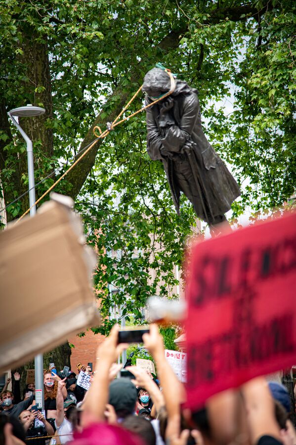 Демонстранты свергают статую Эдварда Колстона, Бристоль, Великобритания - Sputnik Армения