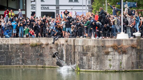 Демонстранты сбрасывают в воду статую Эдварда Колстона, Бристоль, Великобритания - Sputnik Армения