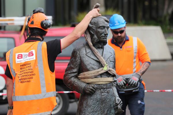 Рабочие убирают статую капитана Джона Фейна Чарльза Гамильтона с Гражданской площади в Гамильтоне из-за поступивших угроз - Sputnik Армения