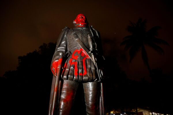 Оскверненная статуя Христофора Колумба,  Майами, штат Флорида, США - Sputnik Армения